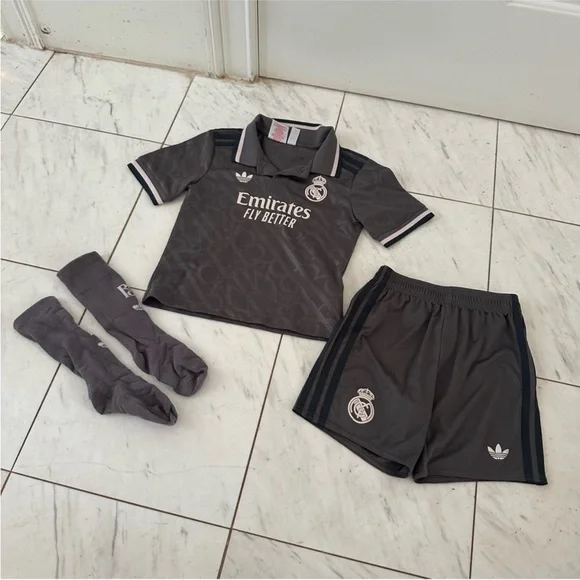 Adidas Kids Gray and White Soccer Set, Size 6 - Picture 4 of 14